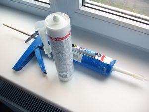 Герметизация швов пластиковых окон