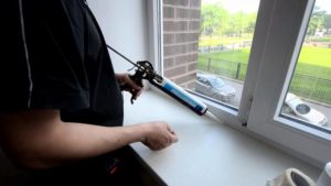 Герметизация швов пластиковых окон